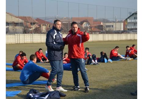 Noul antrenor al FC Bihor, Marian Pană (dreapta), a condus primul antrenament al FC Bihor din acest an alături de antrenorul secund Rudy Kovacs (stânga)